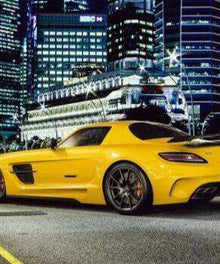 Gelber Sportwagen Diamond Painting in der Nachtstadt