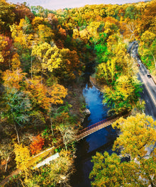 Wald im Herbst Diamond Painting mit Fluss und Brücke