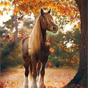 Braunes Pferd im Herbst Diamond Painting mit Laub und Waldweg