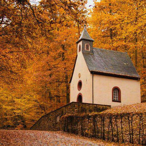 Kirche im Wald Diamond Painting mit Herbstlandschaft