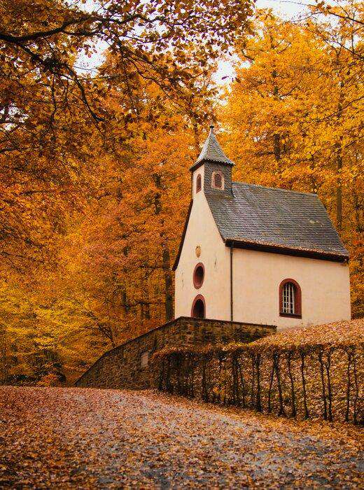 Kirche im Wald Diamond Painting mit Herbstlandschaft