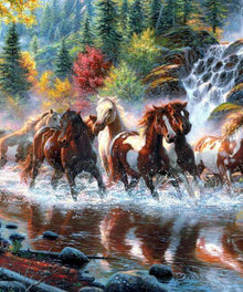 Pferde im Wald am Wasserfall Diamond Painting Motiv