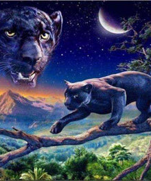 Panther auf einem Baum Diamond Painting bei Mondnacht