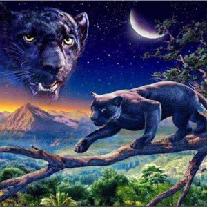 Panther auf einem Baum Diamond Painting bei Mondnacht