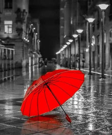 Roter Regenschirm im Regen Diamond Painting mit nasser Stadtstraße