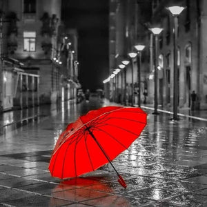 Roter Regenschirm im Regen Diamond Painting mit nasser Stadtstraße