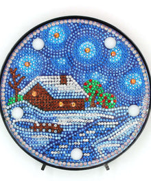 Runde Diamond Painting Lampe Unter einem Sternenhimmel mit Winterhütte