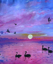 Schwäne bei Sonnenuntergang Diamond Painting mit violettem Himmel