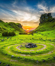 Grüne Landschaft Diamond Painting mit Hügeln und Sonnenuntergang