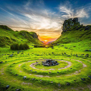 Grüne Landschaft Diamond Painting mit Hügeln und Sonnenuntergang