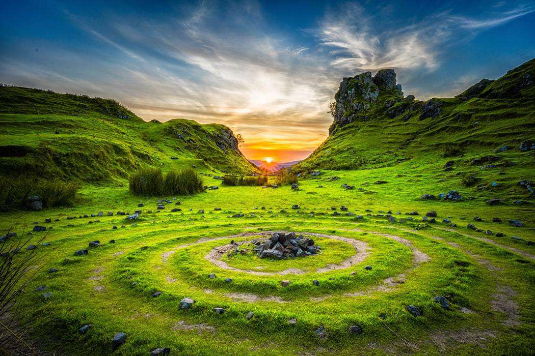 Grüne Landschaft Diamond Painting mit Hügeln und Sonnenuntergang