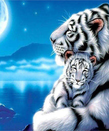 Weißer Tiger mit Jungtier - Diamond Painting mit Mondlicht