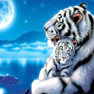 Weißer Tiger mit Jungtier - Diamond Painting mit Mondlicht