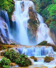Wasserfall in Waldbergen - Diamond Painting Landschaftsmotiv