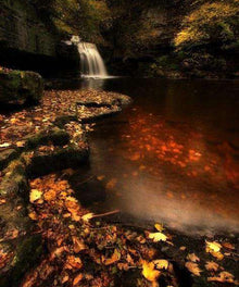 Wasserfall im herbstlichen Wald - Diamond Painting Naturmotiv