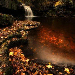 Wasserfall im herbstlichen Wald - Diamond Painting Naturmotiv