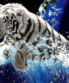 Weißer Tiger springt aus dem Wasser - Diamond Painting Tiermotiv