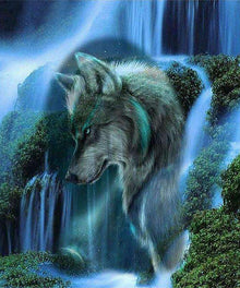 Wolf an einem Wasserfall - Diamond Painting Wildtiermotiv